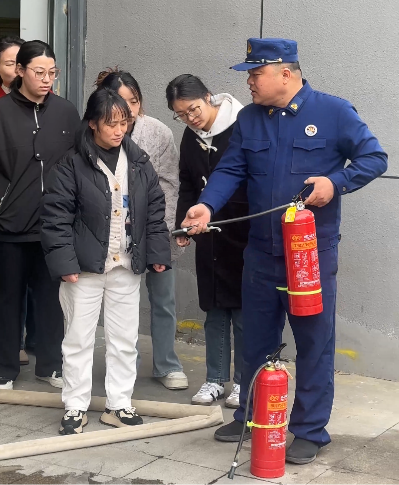 斯塔克機(jī)器人開展消防安全演習(xí)-消防器材使用